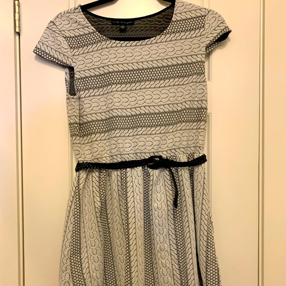 Short belted dress. Nice fabric. Neutral colours.